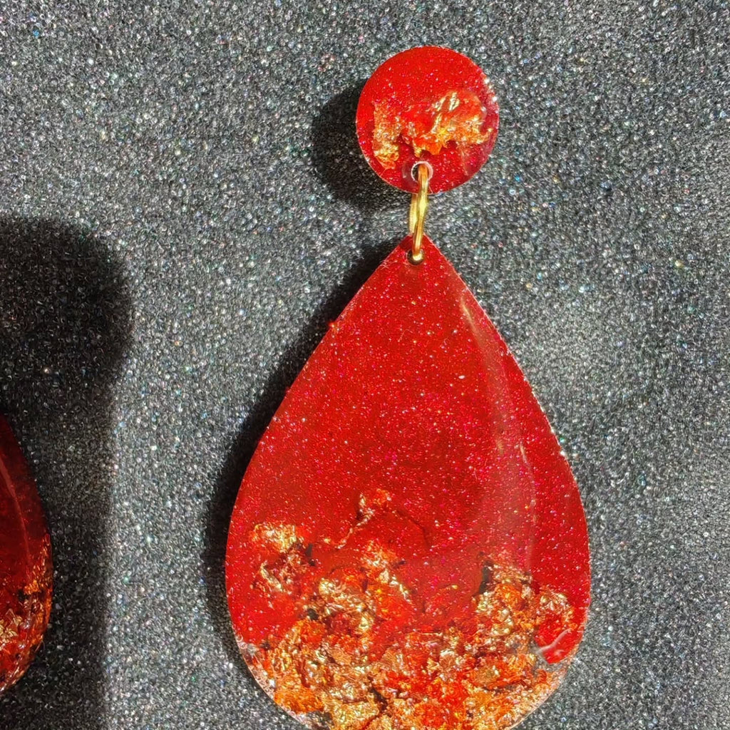 Goutte rouge et feuilles d'or