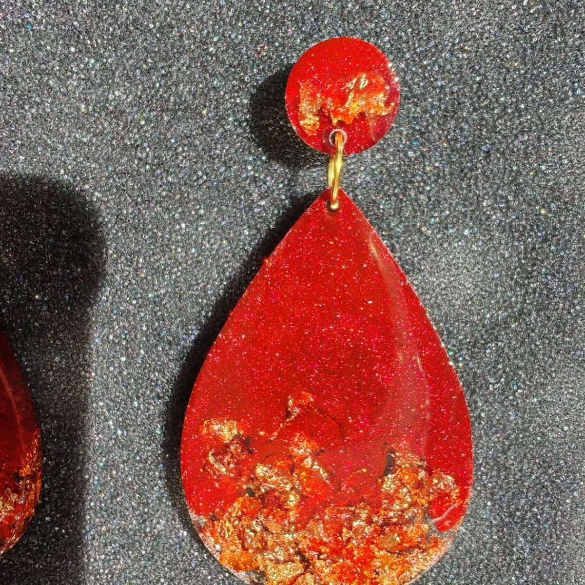 Goutte rouge et feuilles d'or