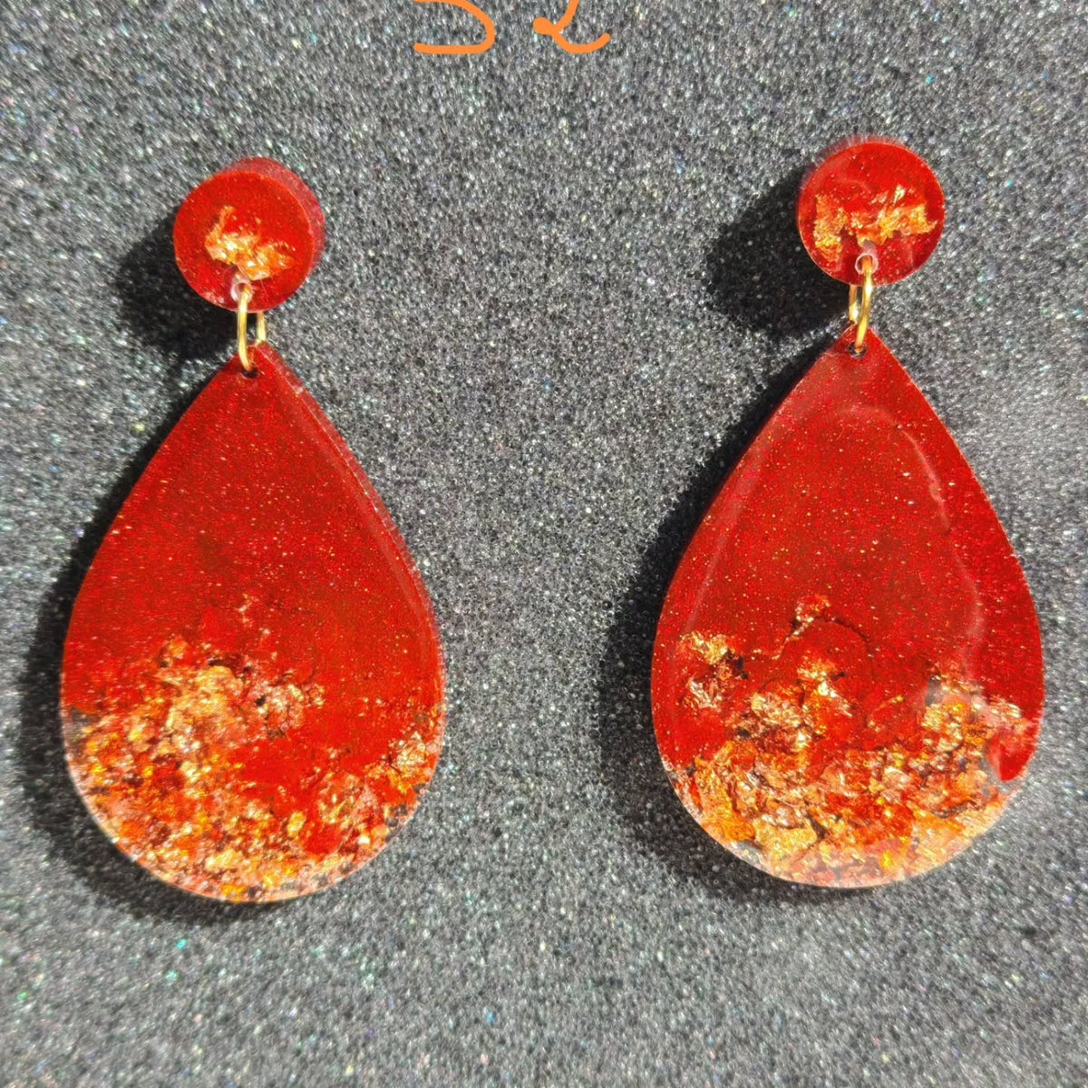 Goutte rouge et feuilles d'or