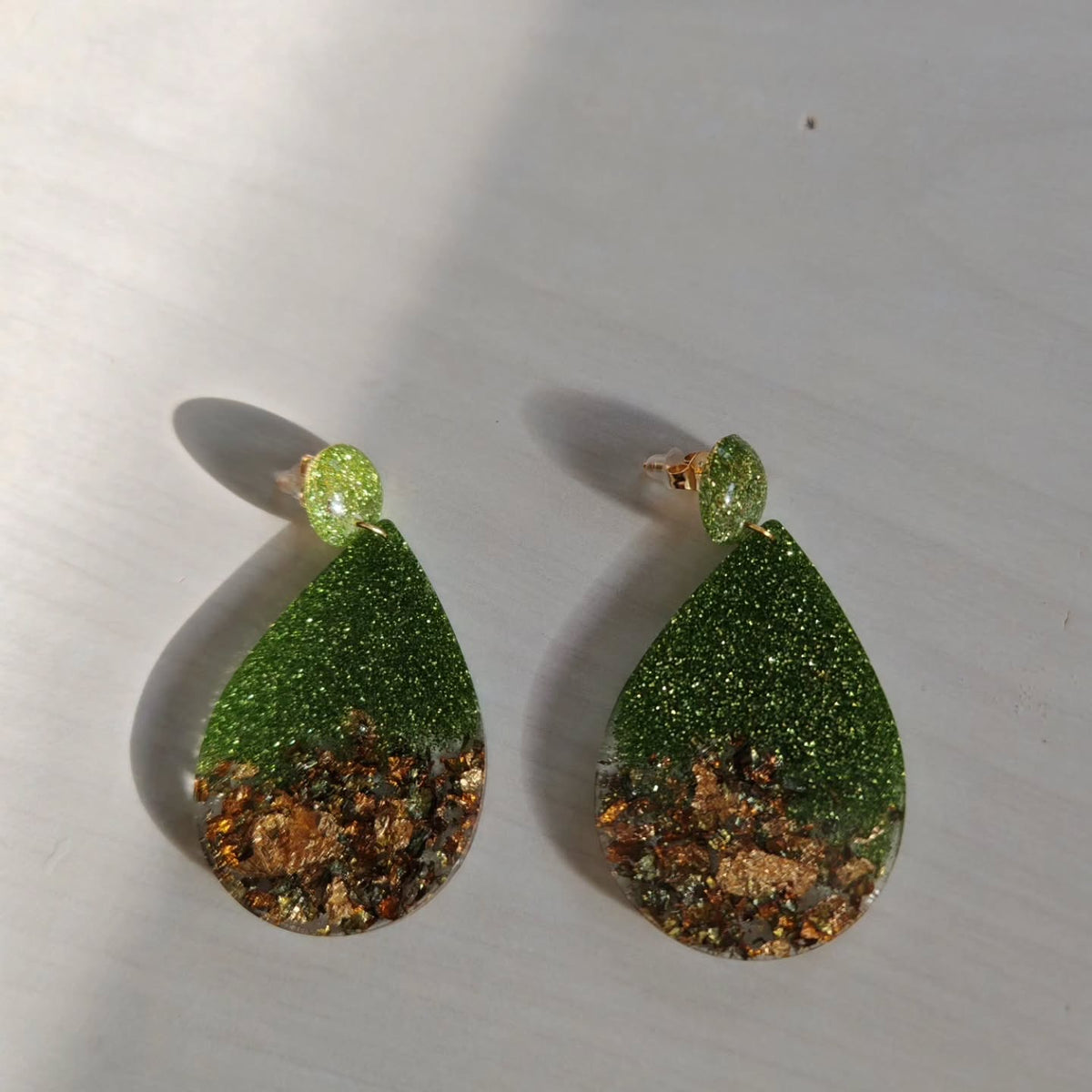 Gouttes vert prairie et feuilles d'or