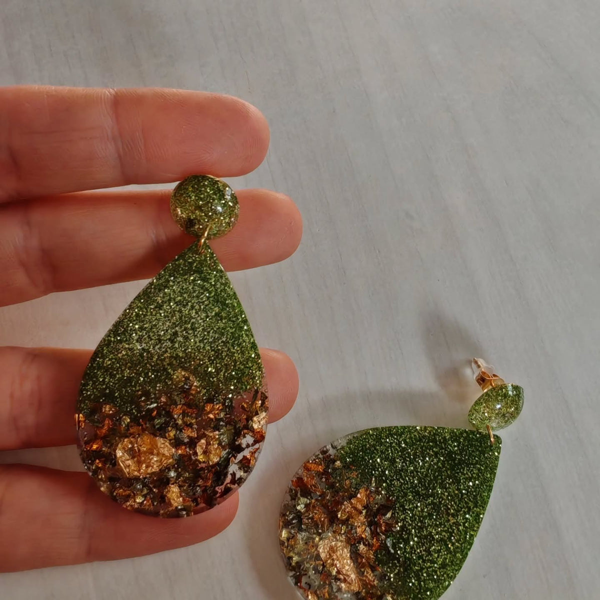 Gouttes vert prairie et feuilles d'or